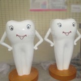 玻璃鋼牙齒雕塑為廣東牙科門診站臺(tái)造勢(shì)