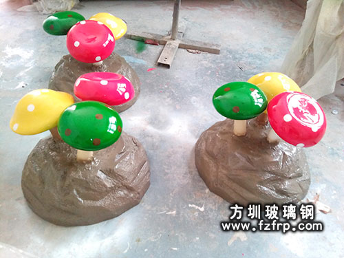 玻璃鋼多個(gè)蘑菇組合圖