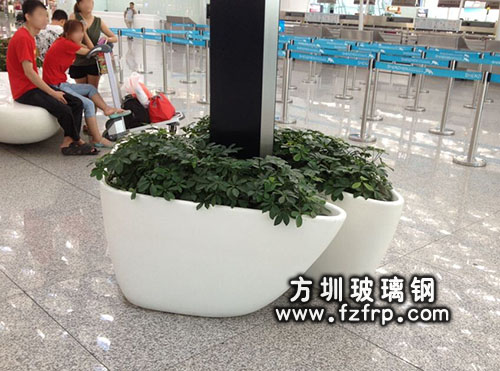 機(jī)場(chǎng)高鐵大廳玻璃鋼花盆