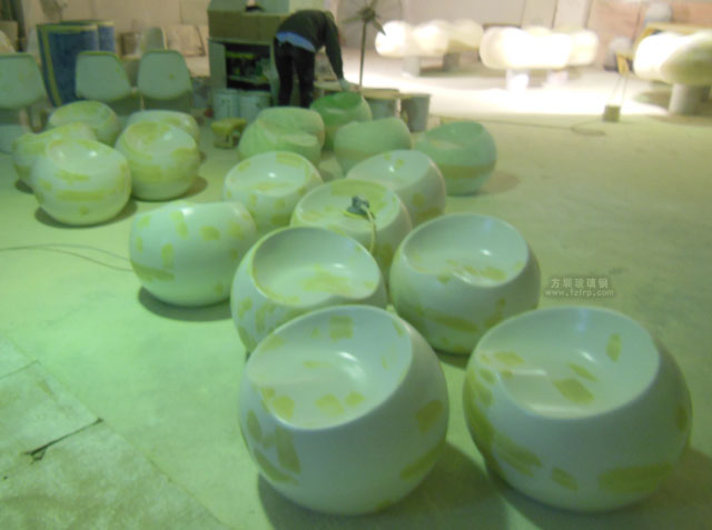 佛山三水廣場(chǎng)玻璃鋼蘋(píng)果凳工廠(chǎng)打磨修復(fù)圖