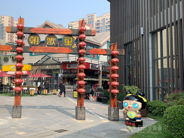 河南鶴壁商業(yè)街文旅IP形象玻璃鋼卡通雕塑