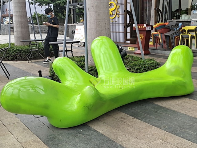 深圳歡樂(lè)海岸的景觀雕塑和創(chuàng)意玻璃鋼休閑座椅