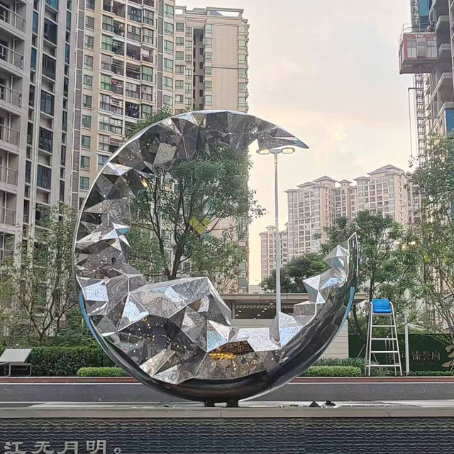 小區(qū)抽象金屬人物雕塑