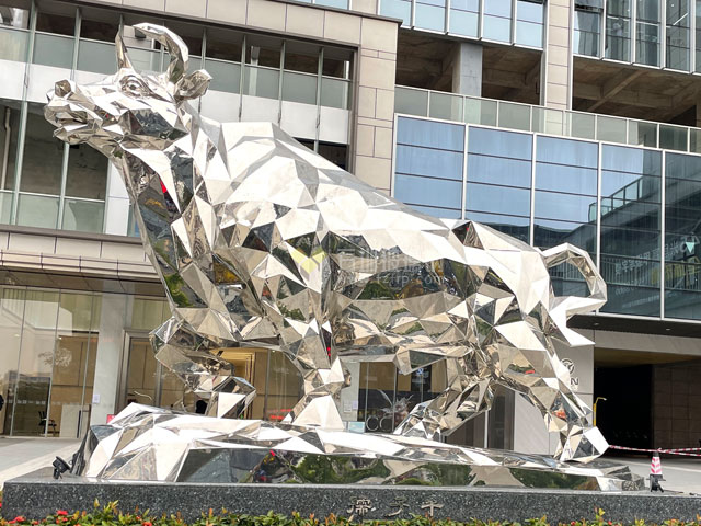 城市廣場(chǎng)不銹鋼精神堡壘雕塑